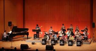 演奏 : The Global Jazz Orchestra